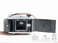 Afbeelding in Gallery-weergave laden, Mamiya C3 + Sekor 80mm 2.8 blue dot
